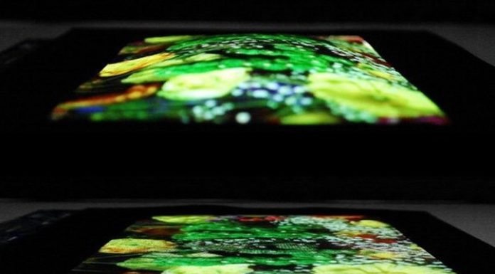 Samsung показала растягивающийся дисплей